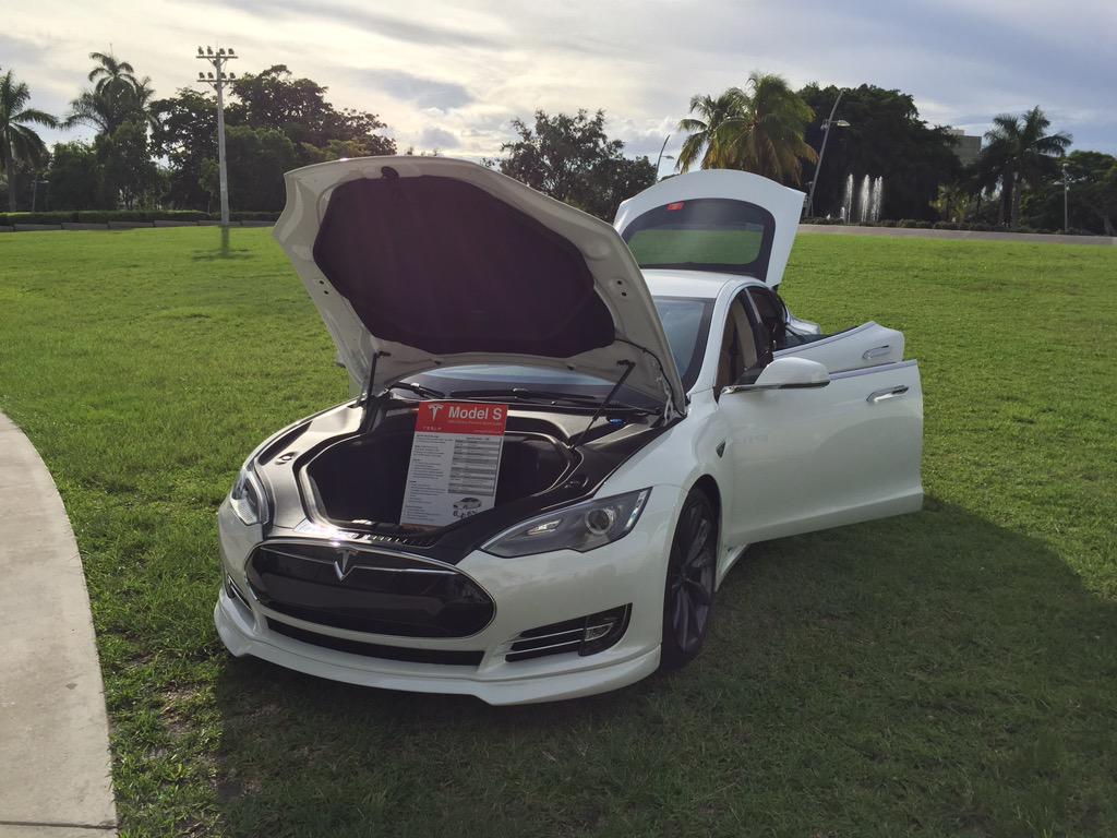 OwningModelS's tweet image. Spent the evening showing my @TeslaMotors #ModelS at the American Planning Association conference in Fort Lauderdale