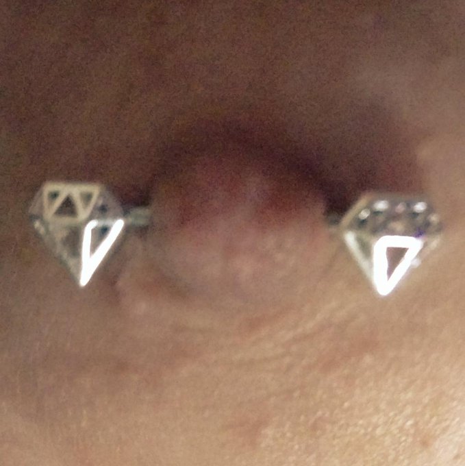 <3 I looooove my new nipple rings #DiamondCo http://t.co/S14H58yPP0
