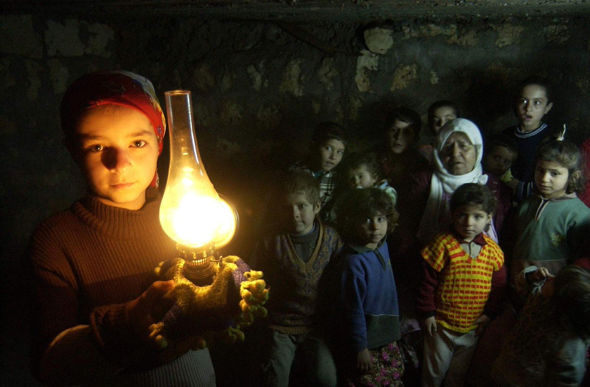 2003 başında Cizre'de çekmiştim.Cizre de bir çok evin altında sığınak vardı.Çok zaman geçti ama Cizre hala aynı !