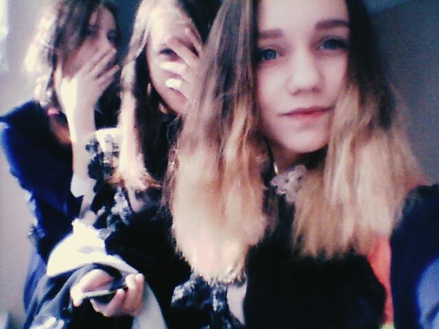 _Irina100_'s tweet photo. @NastyaSpiderPD @_Katyamil_  сидим в шкалке 😎✌ http://t.co/vLAlS7QrxU