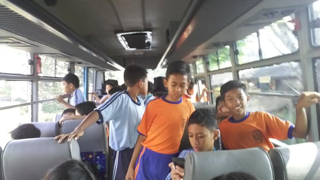 AlyaGaluh2's tweet photo. OTW!!! http://t.co/X1CEM6zaCi