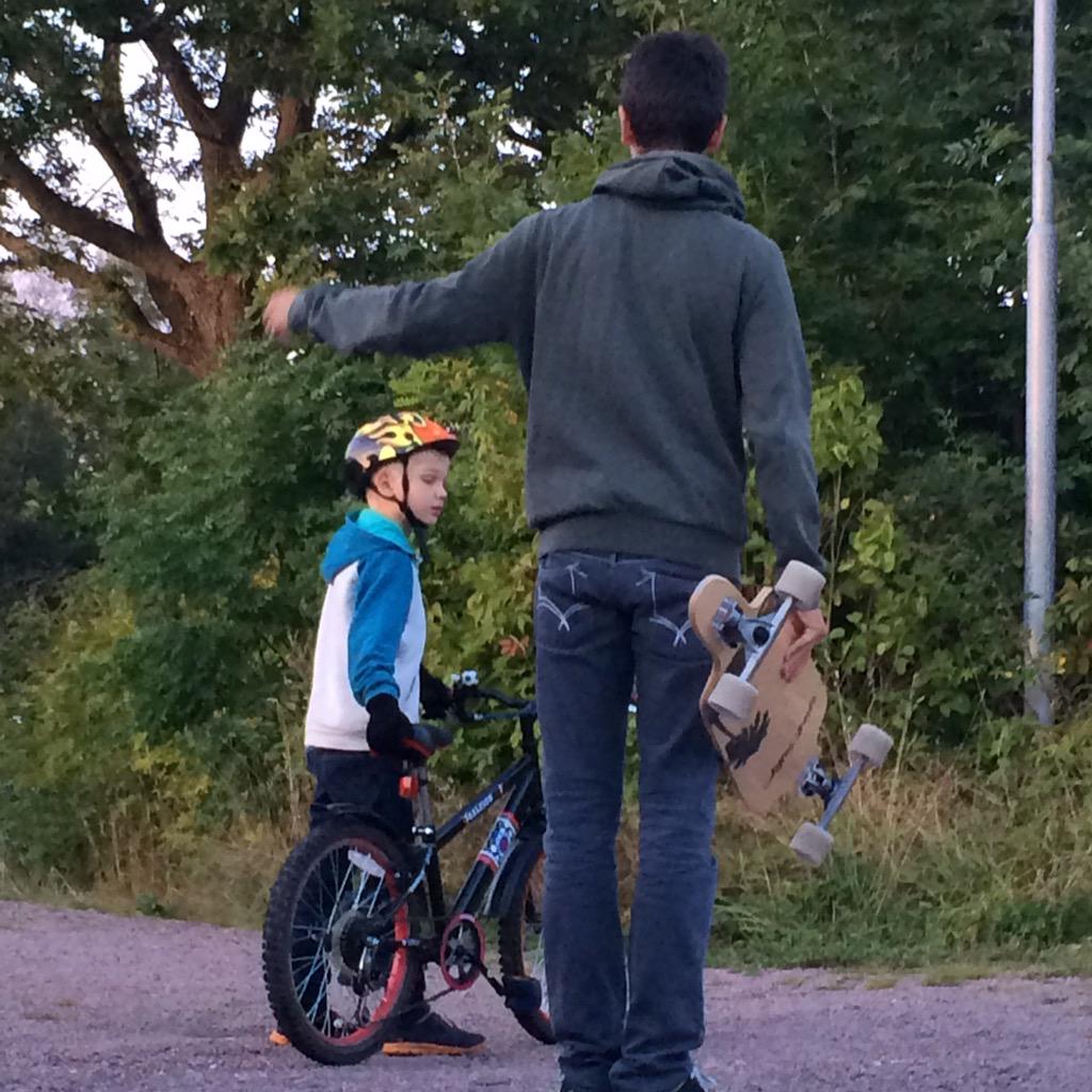 ingothestar's tweet photo. Nu kommer det finaste: #utbytesstudent med sin "lillebror" på väg ut på kvällstur med longboard och cykel http://t.co/j9g9zdgotO