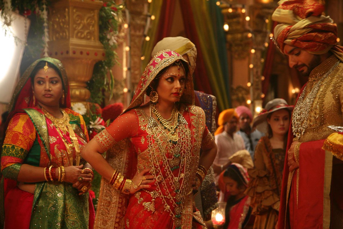 ZeeTV's tweet photo. Let's start the day with a behind the scenes picture of the #ShaahiVivaah. @drashti10 @SiddhantKarnick http://t.co/Pn68FIv1Js