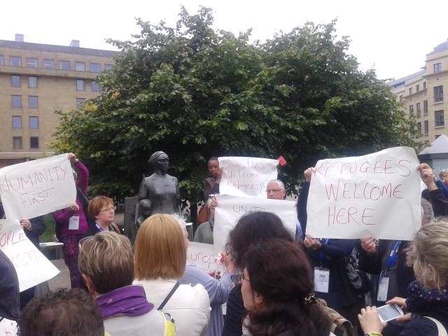 cgtrabajosocial's tweet photo. L@s trabajador@s sociales protestan en Edimburgo por la crisis de l@s refugiad@s que afecta toda Europa. #ifswe2015 http://t.co/KhvrGV3Qql