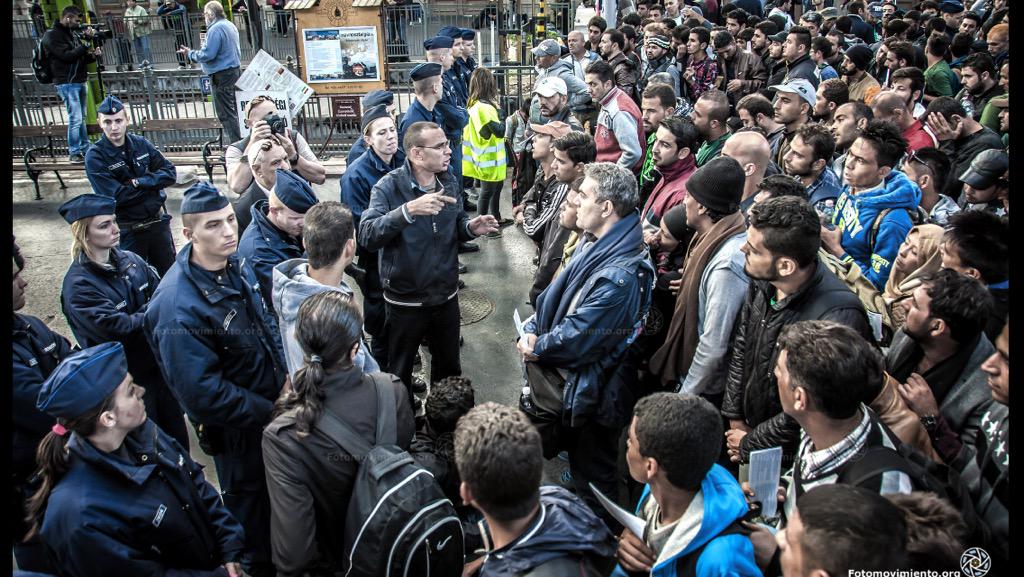 Fotomovimiento's tweet photo. Todas las fotos que hemos hecho en #Bidapest aquí: https://t.co/KUjriYy1Wo #Hungary #refugeeswelcome http://t.co/0JmnFlrUXG