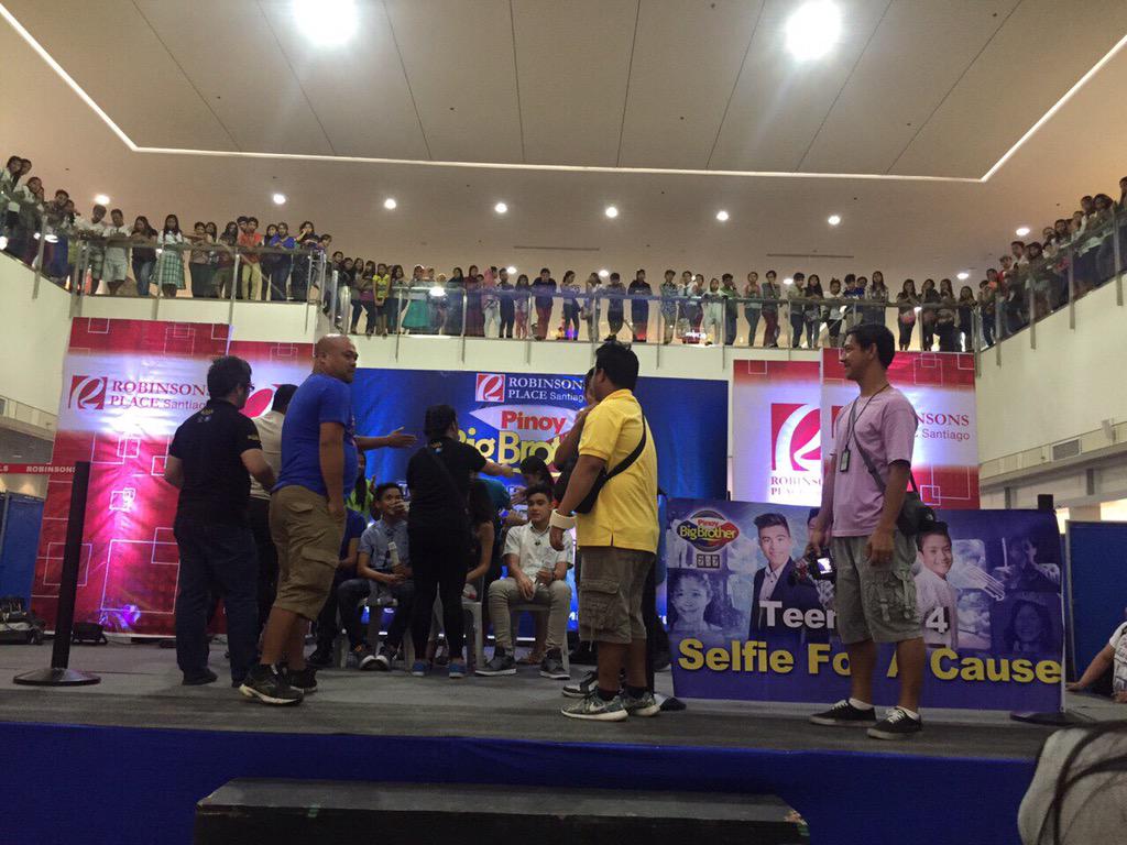 PBBabscbn's tweet photo. NOW: Selfie for a cause with the TeenBIG4! All proceeds will go to the housing proj of Kuya #PBB737IisangBangkaTayo http://t.co/JoIqaB9uny