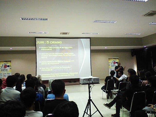 ruangfilmbdg's tweet photo. Jayamahe Dinar, manager local acquisition sdng menjelaskan ttg #ISFF2015 @SCTV_ http://t.co/PfIQeObIx8