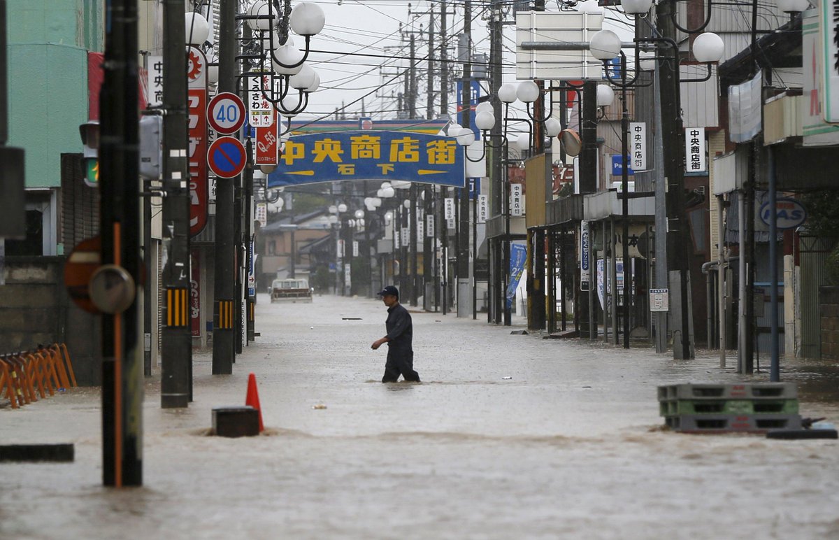 STForeignDesk's tweet photo. #Japan city flooded as raging river breaks it banks: TV http://t.co/zxAVekTBwr http://t.co/2HEFDdFseH