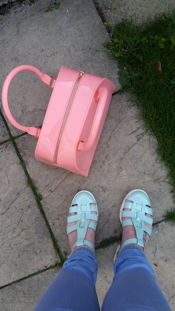 Ttalks1's tweet photo. New jelly shoes and new jelly bag! Loving the @NewLookFashion sale❤ http://t.co/s1CKrFIlgB