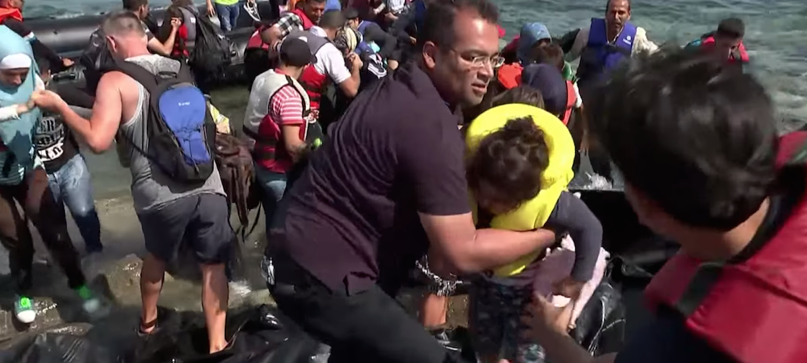 HuffPostUK's tweet photo. Krishnan Guru-Murthy couldn't just stand and watch as refugees struggled ashore http://t.co/2oJxlAI1eP http://t.co/CZ1ElUs7GQ
