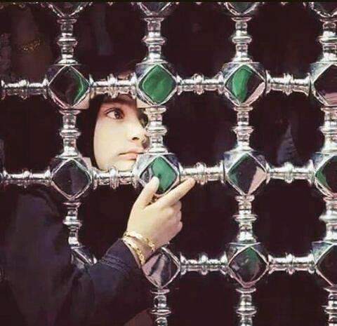 خلي بالج من تجين الكربله
حسين ميريدج تجين مكحله
لبسي روحج والعقل لبسي عفاف
حسين يستاهل تجينه معدله