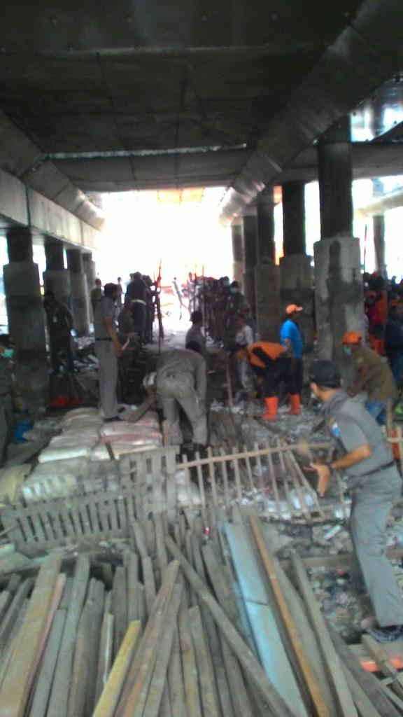 Kamis(10/09/2015)Giat Pengosongan &amp;Pembersihan Kolong Tol Jl. Lodan Raya <a href="/BeritaJakarta/">Berita Jakarta</a> <a href="/basuki_btp/">Basuki T Purnama</a> <a href="/reffendi13/">Rustam Effendi</a>