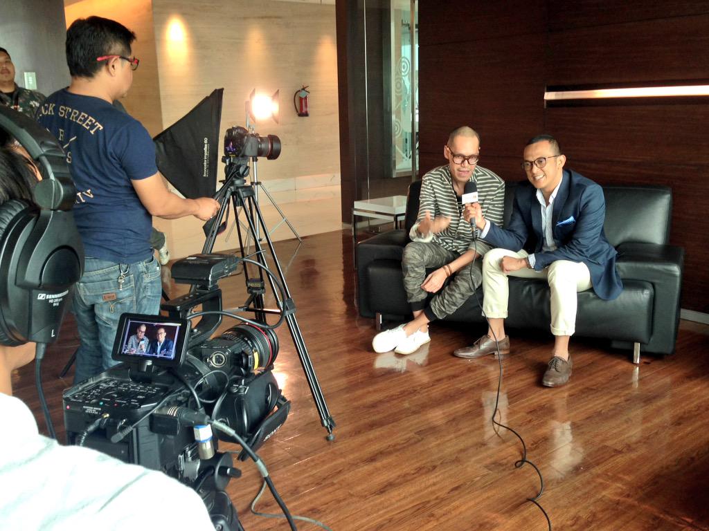 endahNrhesa's tweet photo. Masnyaaa interview bareng @St_agustaf di @liputan6dotcom @bintangcomID #shaveforhope @shaveforhope http://t.co/0eZ1OffgiG