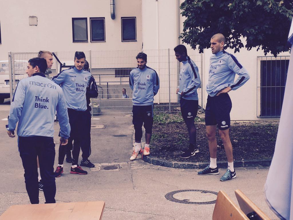 dieblaue24's tweet photo. Die Löwen-Nationalspieler gehen mit #collinbenjamin zum Laufen #tsv1860 http://t.co/M7jFgY3vHD
