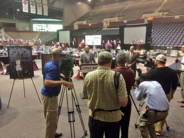 CoachCurryLR's tweet photo. Big Day Today! 1st Fall scrimmage today at 3:00 for #LittleRocksTeam and then #SpectacUALR tonight! #CantWait http://t.co/JKMGgv2dvn