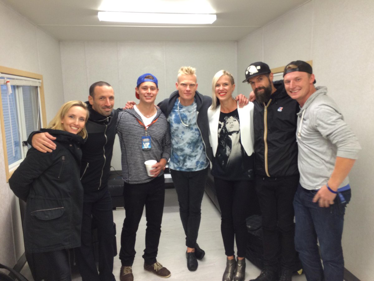 #TBT to Sunday. A few lucky Sonic boys and girls won the chance to meet <a href="/mothermother/">Mother Mother</a> after their set!! <a href="/Fidomobile/">Fido</a>