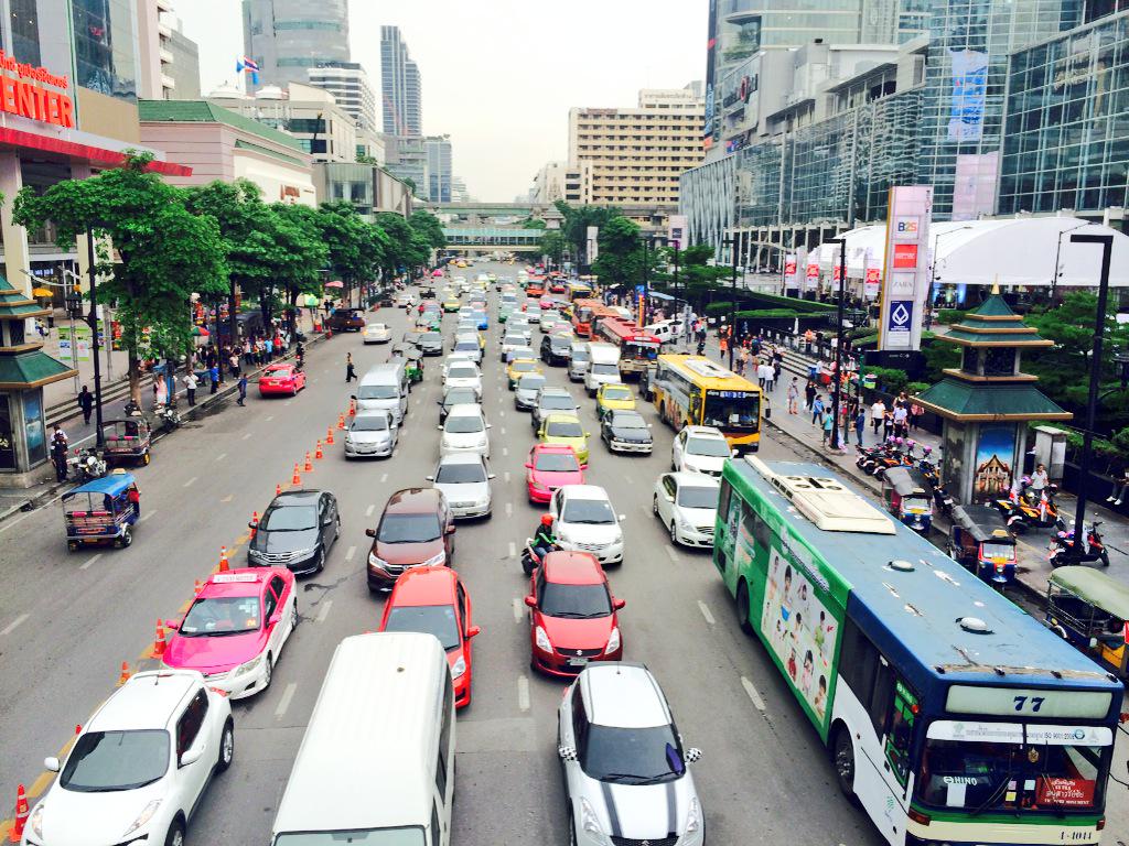 js100radio's tweet photo. RT @KhunArmz
16:51น. ถ.ราชดำริ ผ่าน central world>ประตูน้ำ>มักกะสัน ช้าสลับหยุดนิ่ง http://t.co/gXGhAogeeA
