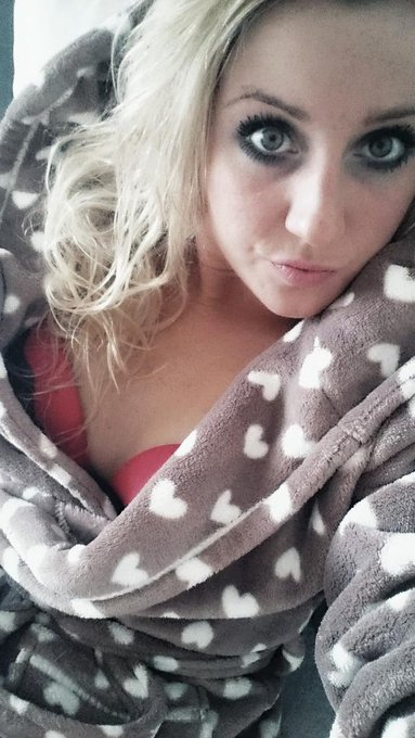 Hey s&uuml;&szlig;en gleich vor der livecam auf http://t.co/KSppN80nCK  Kommt mich besuchen.. wir wichsen zusammen<a href="/tag/camgirl"class="tags"><span>#camgirl</span></a>