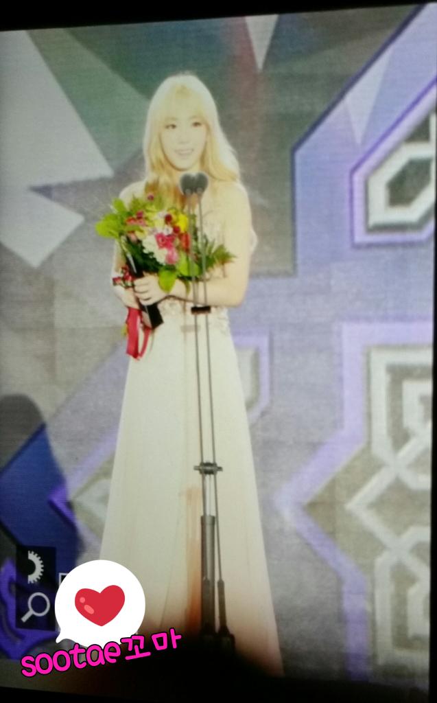 [PIC][10-09-2015]Taeyeon tham dự "10th Seoul International Drama Award" + Nhận giải "Best Hallyu Drama OST" vào tối nay COiUMpCUYAADjqd