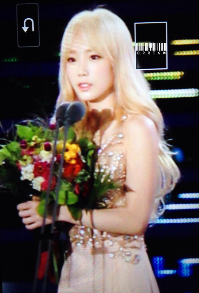 [PIC][10-09-2015]Taeyeon tham dự "10th Seoul International Drama Award" + Nhận giải "Best Hallyu Drama OST" vào tối nay COiW6WGVEAAEnri