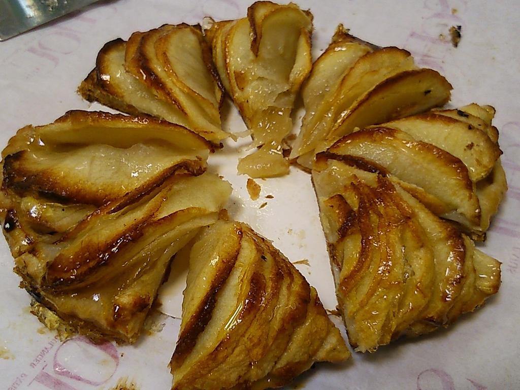 Tulipefleurie's tweet photo. Je l'ai coupée en 8, qui en veut une part ?
Tartelette de chez #Schou http://t.co/jkXWk0XQj6