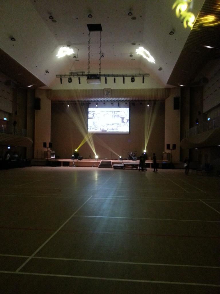 catherineeozm's tweet photo. This feels like a nightclub already haha. I'm kinda hungry though. #mosaicnight2015 http://t.co/6tnON0kZ7O