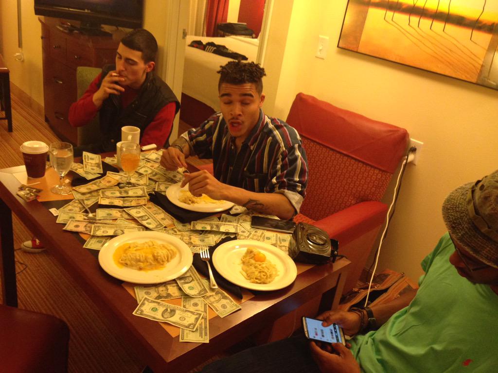 _jaydinero's tweet photo. niggas ain't know how I was eating anyway feel me? That steak/shrimp linguiny was erry night b! #stamped #trapdiary http://t.co/En4ihJqeyD