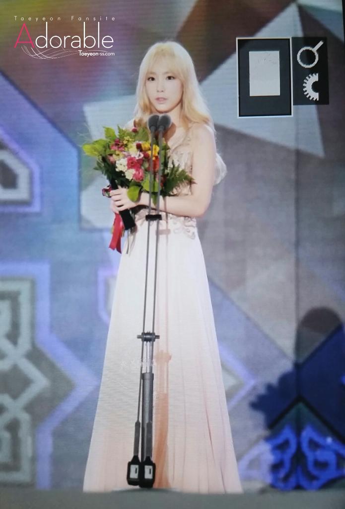 [PIC][10-09-2015]Taeyeon tham dự "10th Seoul International Drama Award" + Nhận giải "Best Hallyu Drama OST" vào tối nay COidCgXUYAANgbS