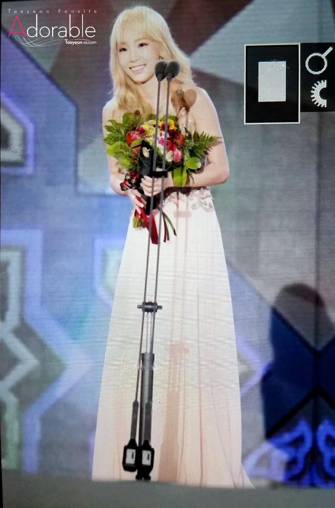 [PIC][10-09-2015]Taeyeon tham dự "10th Seoul International Drama Award" + Nhận giải "Best Hallyu Drama OST" vào tối nay COidEe7UcAAYKRp