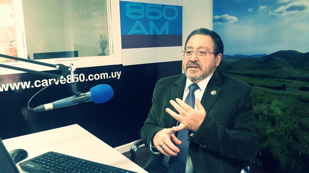 carve850's tweet photo. Al aire ahora en los estudios de @carve850,  Dr. Jorge Chediak, presidente de la SCJ.- http://t.co/vFdULlhdPL
