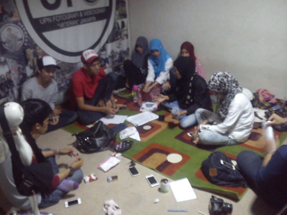 Kita lgi diskusi" &amp; sharing" malam nih sma abang <a href="/andykepret/">ABM</a> <a href="/mamskii/">Mamski</a> <a href="/assrenkk/">Kaos Vespa Project</a> #salamjepret @UPNVJ2015 #ufograph