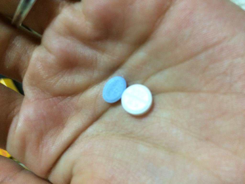 さや姐 今日も眠剤2種類 ハルシオンの色がなんか不気味で撮ったw 子供の頃に受けたドラッグの授業のブツに似ているw Http T Co q36caoup さや姐 今日も眠剤2種類 ハルシオンの色がなんか不気味で撮ったw 子供の頃に受けたドラッグの授業のブツに似ているw Http T Co q36caoup