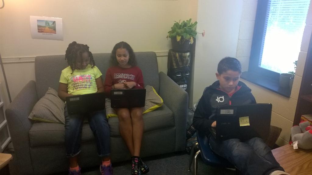 MsMayersClass's tweet photo. Math Center Fun! #beaconstweet #MsMayersClass #BookmanRoad #RichlandTwo http://t.co/PYnIfBE2pV