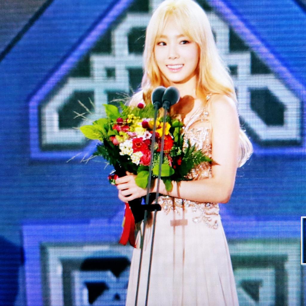 [PIC][10-09-2015]Taeyeon tham dự "10th Seoul International Drama Award" + Nhận giải "Best Hallyu Drama OST" vào tối nay COjF-v1U8AAFGSd