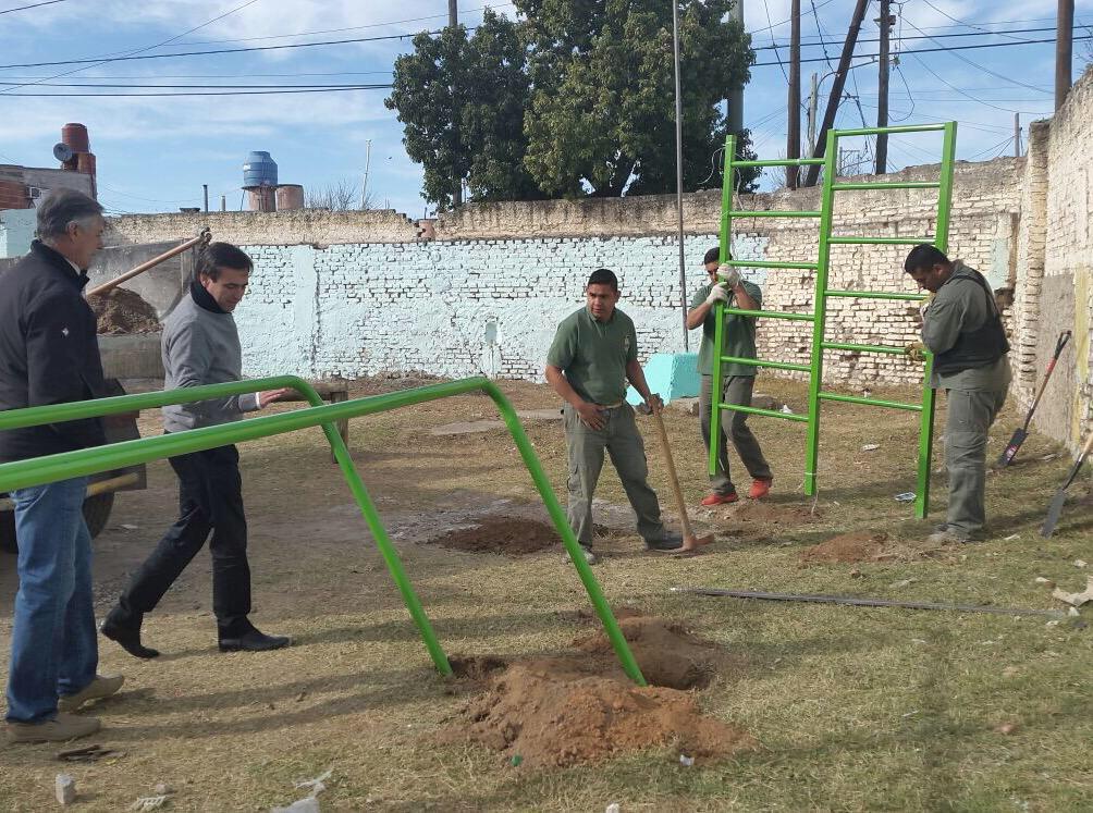 ramonjmestre's tweet photo. Recorrí el barrio Las Violetas, conversamos con los vecinos que colaboran para tener un barrio mejor. RM http://t.co/jTFGPKVLOv