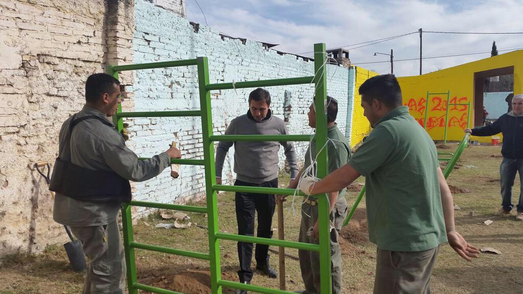ramonjmestre's tweet photo. Recorrí el barrio Las Violetas, conversamos con los vecinos que colaboran para tener un barrio mejor. RM http://t.co/jTFGPKVLOv