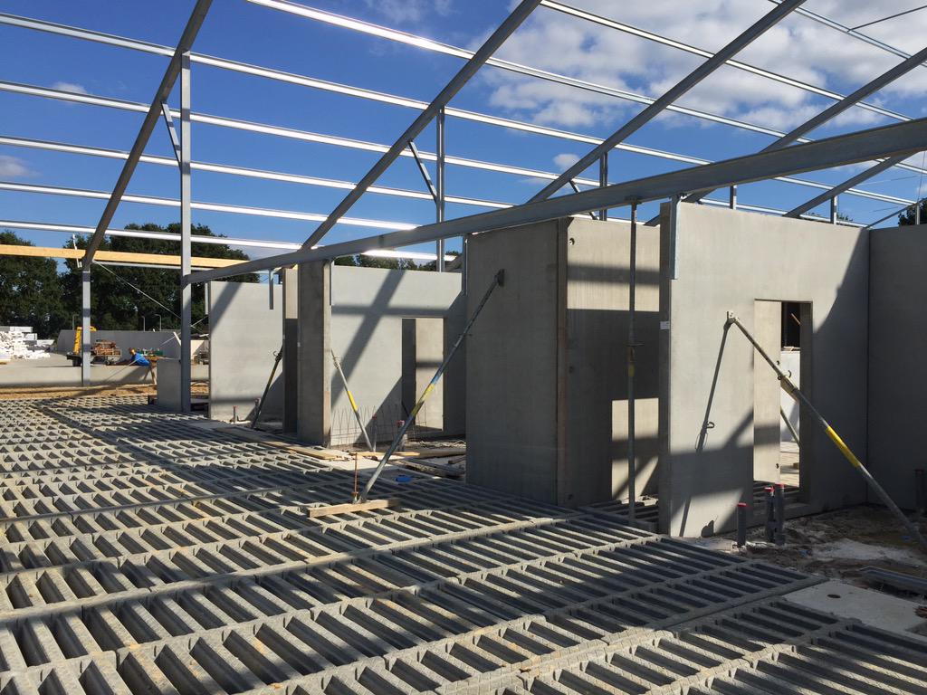 Nieuwbouw ligboxenstal te Noord-Sleen verloopt voorspoedig. <a href="/Erwin_Meinders/">Erwin Meinders</a> <a href="/FHLoohuisBV/">FH Loohuis BV</a> <a href="/LelyHolding/">Lely</a>
