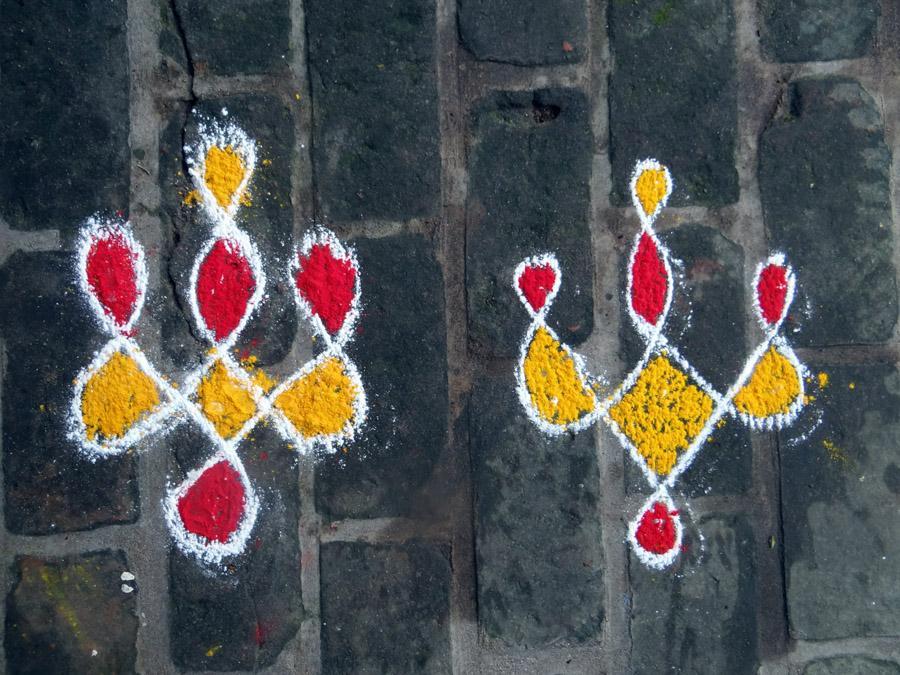 SankalpaArt's tweet image. #Traditional #kolam ground drawings, as taught by local women. #parallelprocess #arttherapy #motherearth #bhumidevi