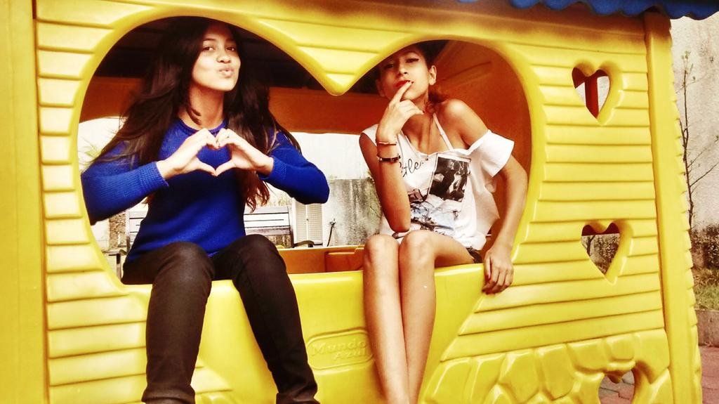 MeninasStyle's tweet image. Bom diaaa. já assistiram o vídeo novo? Corre lá! Tá demais... 😍👌