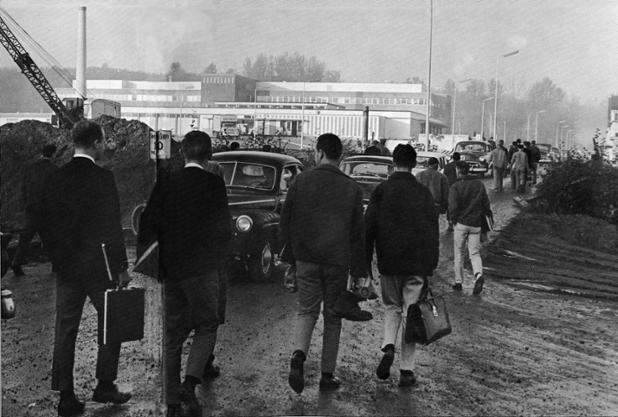 BCITArchives's tweet photo. #tbt welcome back @bcit it's a new semester! 1966 off to class. BCIT Archives no.a001359_1966Nucleus http://t.co/4zbrGxFlE1