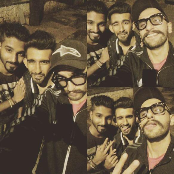 Ranveer_Turkiye's tweet photo. Ranveer Singh with fanboys 😊 (tfs: @zahen_pathanboy) http://t.co/wCp6zMQjD7