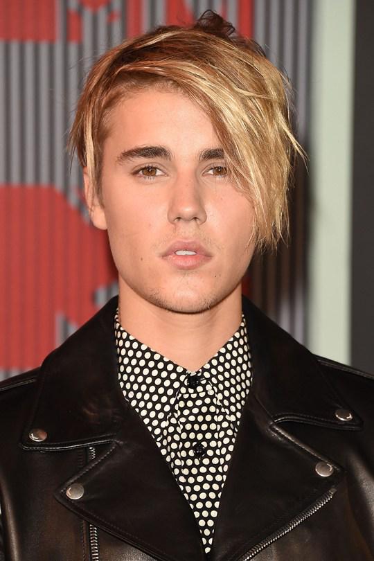 GlamourMagUK's tweet photo. What do you think of Justin Bieber'S new blonde hair?  http://t.co/hfnMkawkbu http://t.co/koueLkxapH