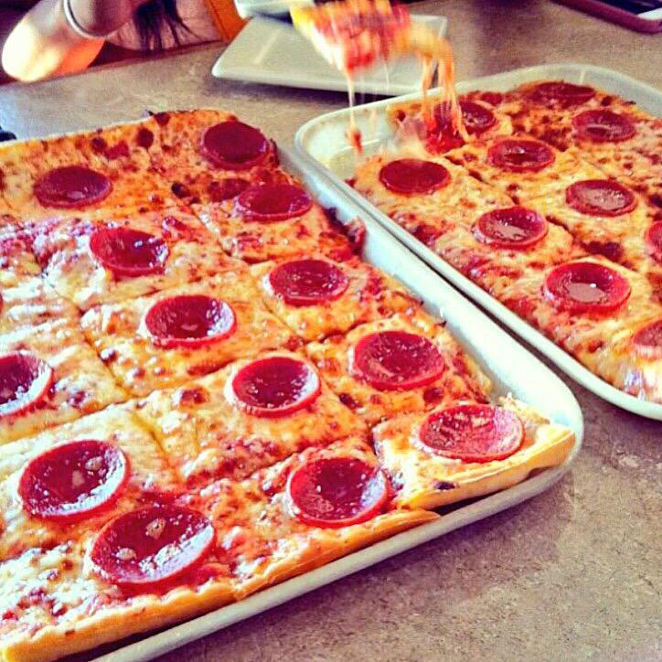 LedoPizza's tweet photo. 🏈GIVEAWAY🏈
Retweet for a chance to win a $25 #LedoPizza Giftcard! 1 random winner picked at 9:59PM EDT 9/10/15 http://t.co/FXCtGu4up8