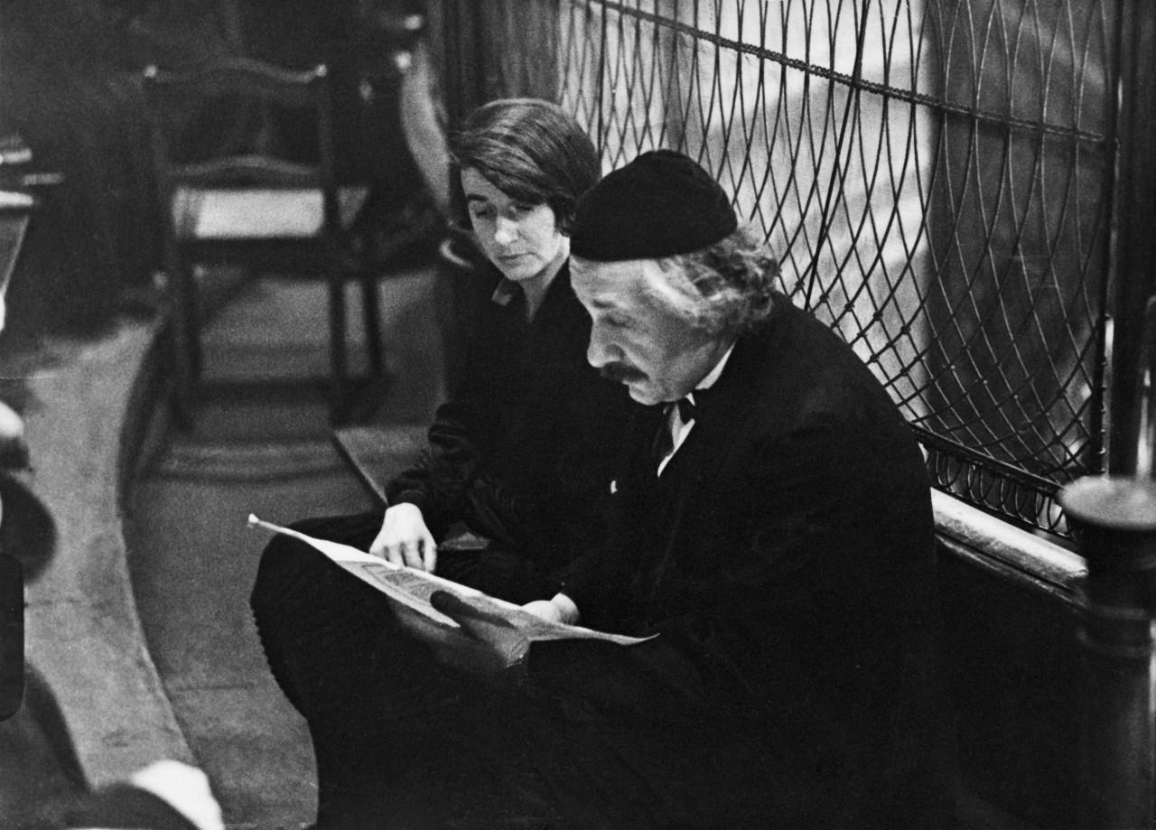 Albert Einstein on Twitter: "Bet you've never seen this photo of  #AlbertEinstein wearing a yarmulke at a synagogue in Berlin.  #ThrowbackThursday http://t.co/oyECvA4nwL" / Twitter