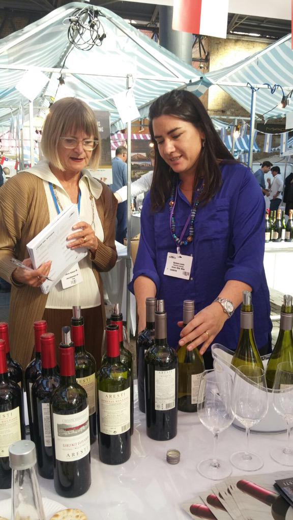 ArestiChileWine's tweet photo. Great day @MercadoAndino. @JancisRobinson tasting the new #TrisquelSeries . #wine #curico @jusabiaga @FJ_Nunez http://t.co/sflIKPxcFG