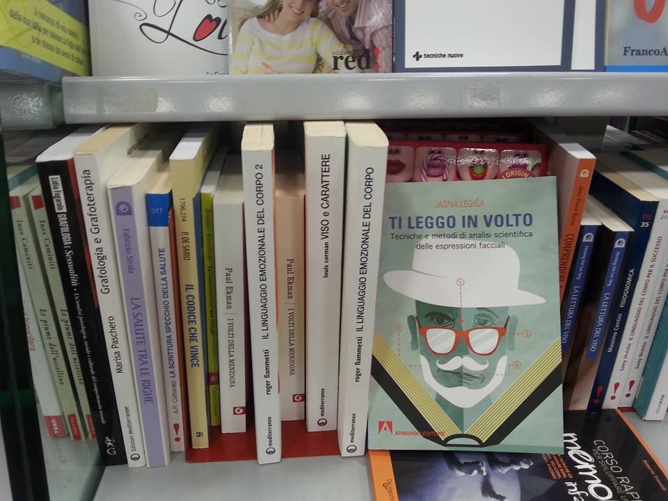 NeuroComScience's tweet image. In libreria della stazione Termini di Roma vedo un libro conosciuto....TI LEGGO IN VOLTO