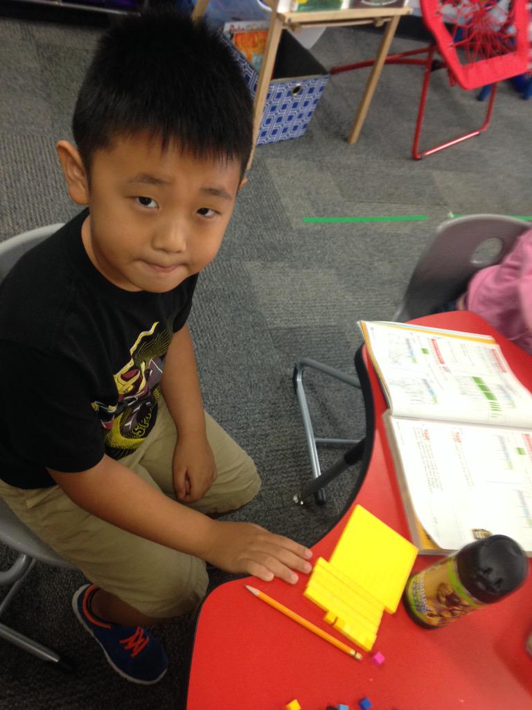 MLIwithMsHelwig's tweet photo. How do we build, write, and draw three digit numbers? #CCEplays #cce2nd http://t.co/uJQINjAA2m