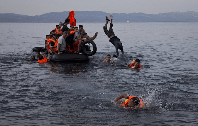 pentapostagma's tweet photo. ΜΥΤΙΛΗΝΗ: 10.000 ΠΡΟΣΦΥΓΕΣ ΕΦΥΓΑΝ ΑΠΟ ΤΗ ΔΕΥΤΕΡΑ, ΑΛΛΑ ΚΑΘΕ ΜΕΡΑ ΦΤΑΝΟΥΝ ΑΛΛΟΙ 4.000... http://t.co/vRkc5N50er http://t.co/emv39RzAT2