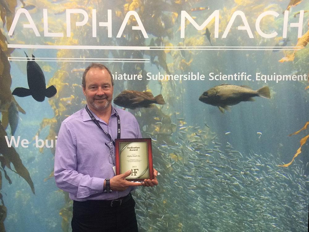 infoalphamach's tweet photo. Here is Robert receiving the American Fisheries Society’s “Dedication Award”. @AmFisheriesSoc #AFS145 #Portland http://t.co/jSm72N3lrj
