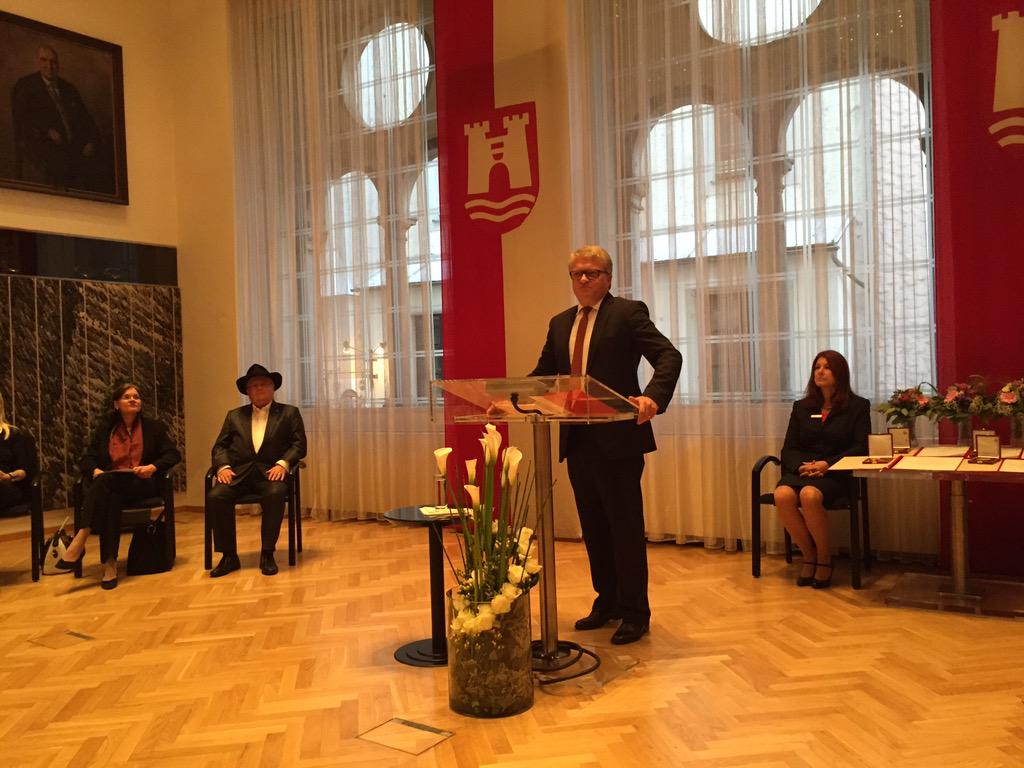 Mein Vater ist heute von Bürgermeister Klaus Luger mit dem Großen Ehrenzeichen der Stadt #Linz geehrt worden.